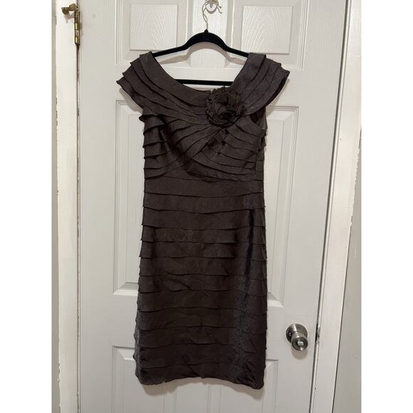 London Times Women’s Sable Brown Flutter Sleeve Cocktail Dress w/Rosette Size 6 - Picture 5 of 16